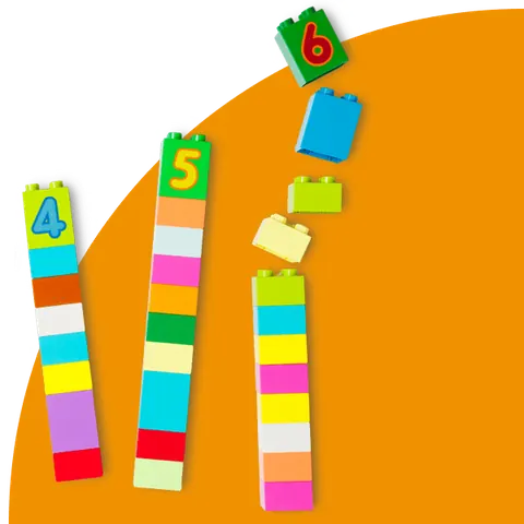 Bloques de colores apilados con los números 4, 5 y 6